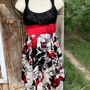 Eye catching red,white & black City Triangle floral dress with cute bow! Size 1.